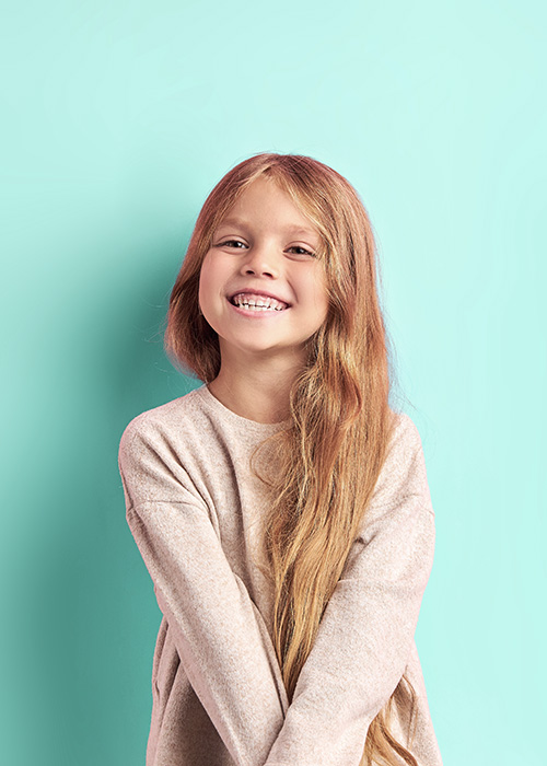 Lächelndes kleines Mädchen mit langem Haar